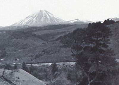 Mount Ngauruhoe, slutningen af det 19.-begyndelsen af det 20. århundrede. af Unbekannt