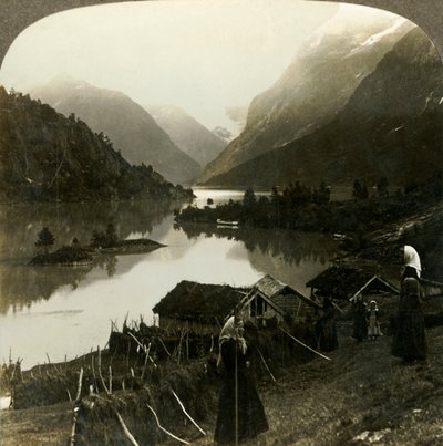 Loen-søen med bjergvægge - uovertruffen i skønhed og storhed - fra Seten-gården, Norge, c1905. af Unbekannt