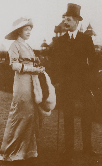 Moura Budberg med sin første mand von Benckendorf ved Berlin Horse Racing, 1913 af Unbekannt