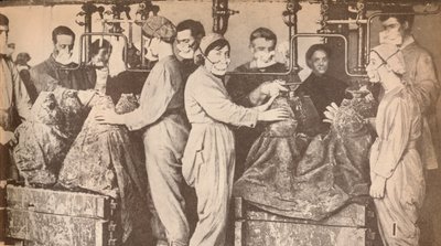 Ammunitionsarbejdere, der bærer åndedrætsværn, mens de fylder, sælges med Trinitrotoluene T.N.T., c1916, 19 af Unbekannt