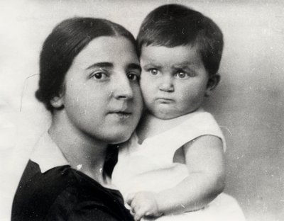 Nadezhda Alliluyeva, anden hustru til Josef Stalin, og deres datter Svetlana Alliluyeva, 1927 af Unbekannt