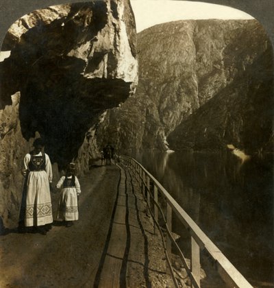 Smal klippehylde, hvor vejen til Voring Falls forbi Lake Oifjords dybe vand, Norge, c1905. af Unbekannt