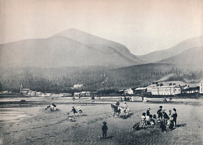 Newcastle, Co. Ned. - The Strand, med Slieve Donard, 1895 af Unbekannt
