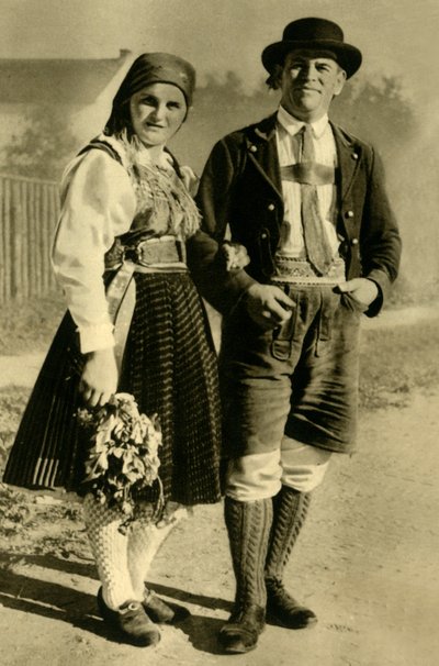 Nygifte i traditionel dragt, Kärnten, Østrig, c1935. af Unbekannt