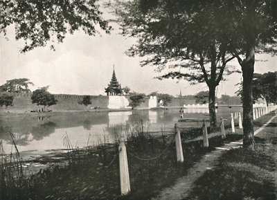 North Moat and Wall, Mandalay, 1900. af Unbekannt