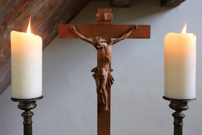 Obersteinbach, Bas-Rhin, Frankrig, le 29/5/2014 - Stearinlys og krucifiks. luthersk tempel. af Unbekannt