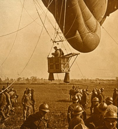 Observation af fjendens positioner fra en spærreildsballon, c1914-c1918 af Unbekannt