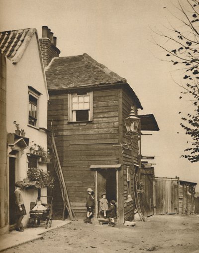 Gamle huse i Highgate fra hvis døråbninger landsbyboere så busserne passere., c1935. af Unbekannt