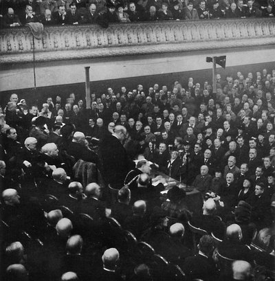 Den 27. januar talte Mr. Churchill til et publikum i Free Trade Hall, Manchester, 1913, 1945 af Unbekannt