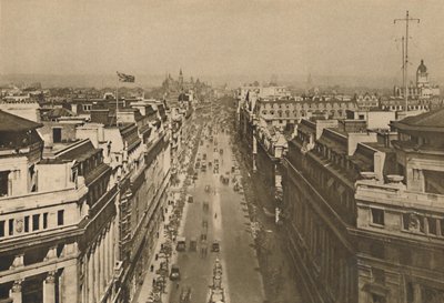 På taget af Bush House, ser fra Kingsway mod Northern Heights, c1935. af Unbekannt