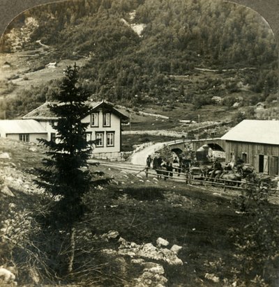 På den maleriske Telemarken vej - skiftende heste ved Grundesbro skyds station, Norge, c1905. af Unbekannt
