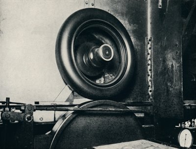 Et af Sir Malcolm Campbells dæk kører med 300 m.p.t., 1937 af Unbekannt