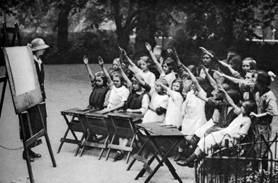 Friluftsklasse i Lincolns Inn Fields, London, 1926-1927 af Unbekannt
