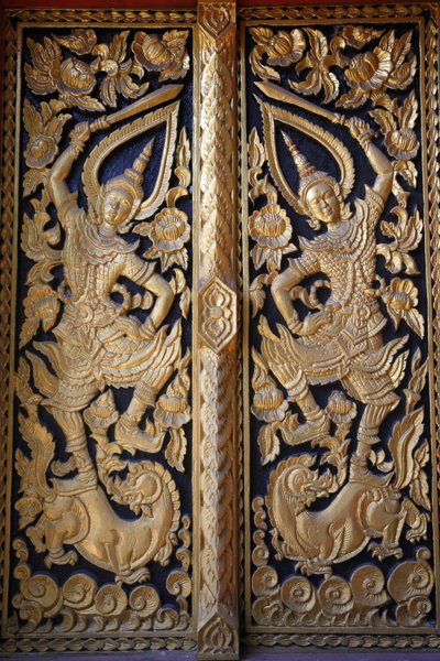 Udsmykket tempeldør ved Wat Chedi Luang, Chiang Mai. Thailand af Unbekannt