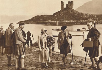 Over havet til Skye - landing i Skye fra yachten Golden Hind, 1933 1937 af Unbekannt