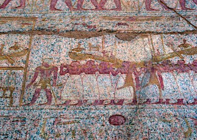 Malet relief, der viser en Ra-solbåd båret i en procession, oldægyptisk af Unbekannt