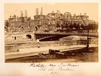 Paris Commune (1871): udsigt over Arcole-broen og Hotel de Ville efter branden i maj 1871. Anonym fotografering. Print på pap af Unbekannt