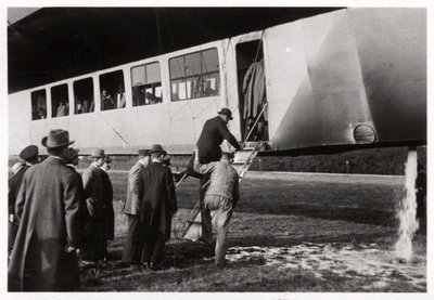 Passagerer ombord på Zeppelin LZ 11 Viktoria Luise, c1912-1914 1933 af Unbekannt