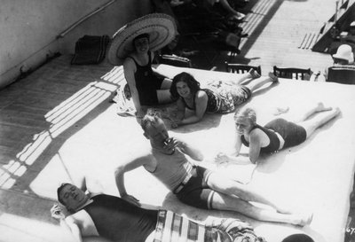 Passagerer, der solbader om bord på et krydstogtskib, c1920