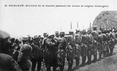 Paul Painlevé gennemgår franske fremmedlegions tropper, Marokko, c1926 af Unbekannt