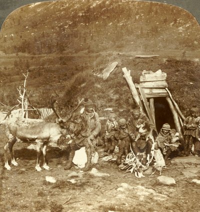 Folk fra det iskalde nord-lappiske hjem og familie, nær Tromsø, Norge, c1905. af Unbekannt