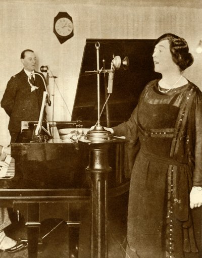 Artister synger en duet i et af studierne på 2LO, Savoy Hill, London, 1923, 1935. af Unbekannt