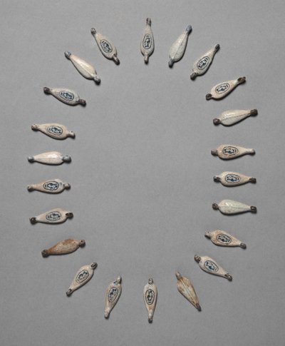 Kronbladformede perler, ca. 1391-1353 f.Kr. af Unbekannt