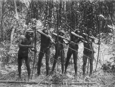 Filippinerne: ca. 1890 Mandlige medlemmer af Negrito-stammen viser deres jagtfærdigheder (s/h foto) af Unbekannt