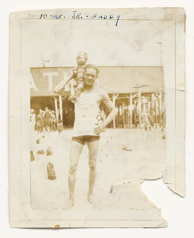 Foto af Cpl. Lawrence Leslie McVey med sin søn, Lawrence McVey Jr., 1925. af Unbekannt