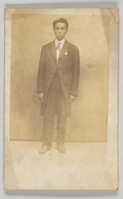 Fotografisk postkort af en mand i jakkesæt, 1904-1918. af Unbekannt