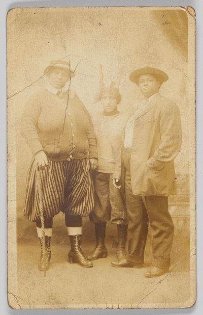 Fotografisk postkort af tre uidentificerede kvinder, 1904-1918. af Unbekannt