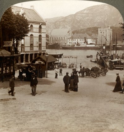 Malerisk gammel fæstning Bergenhus, fra en plads i moderne by, Bergen, Norge, 1905. af Unbekannt