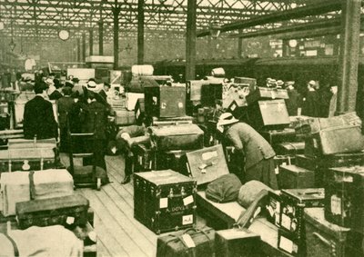 Bunker af bagage på Charing Cross Station, 1930. af Unbekannt