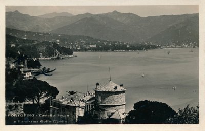 Portofino - Castello Brown og Panorama af Tigullio-bugten, c1900. af Unbekannt