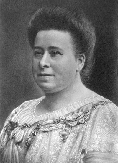 Portræt af kvinde muligvis Walter Nurnbergs bedstemor, Tyskland 1910 NURNBERG FAMILIEFOTOGRAFIER: 12x17cm, atelierportræt retoucheret af kvinde muligvis Nurnbergs bedstemor C1910 Fotografi af Walter Nurnberg (1907-1991), der transformerede industrifoto af Unbekannt