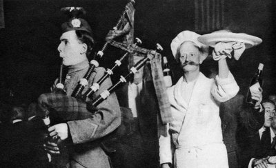 Præsentation af haggis ved en kaledonsk banket, London, 1926-1927 af Unbekannt