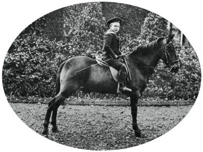 Prins Albert Windsor i en alder af seks, siddende på en hest, 1902 af Unbekannt