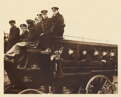 Prins Albert ankommer til Devonport for at gå ombord på krydseren Cumberland, 1913, 1937 af Unbekannt