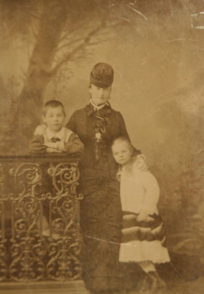 Prinsesse Ekaterina Mikhailovna Yurievskaya med børnene Georgy og Olga, slutningen af 1870