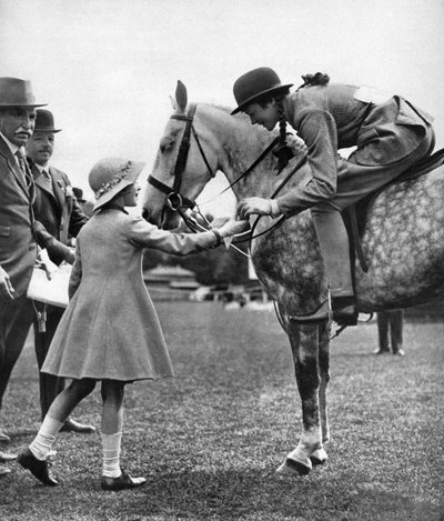 Prinsesse Elizabeth ved Childrens Day, Richmond Horse Show, c1936 af Unbekannt