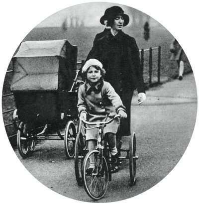Prinsesse Elizabeth kører på en trehjulet cykel, marts 1932, 1937 af Unbekannt