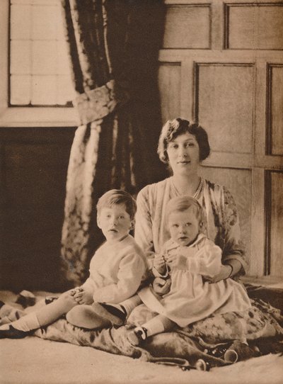 Prinsesse Mary, Viscountesse Lascelles, med sine to sønner, Gerald og George, 1926 1935 af Unbekannt