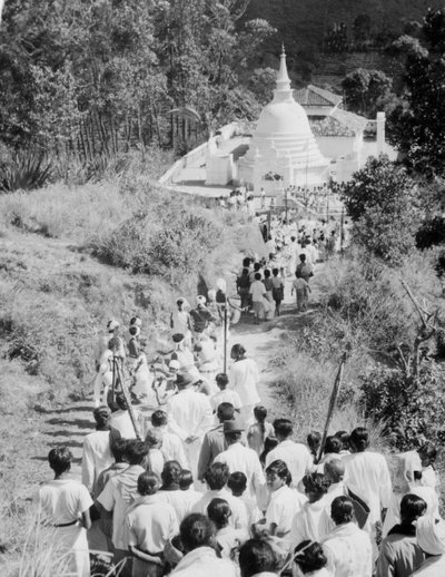 Procession til et buddhistisk tempel, Diyatalawa, Ceylon, c1945 af Unbekannt