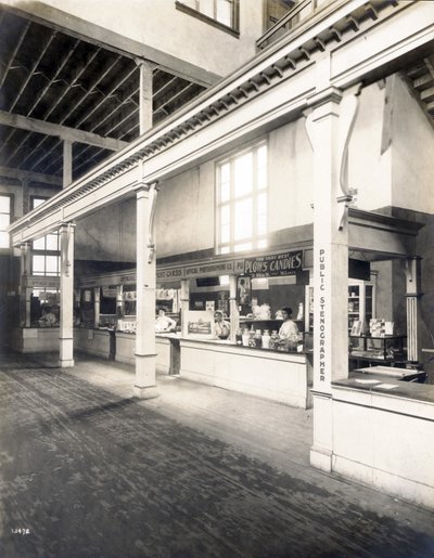 Offentlig bekvemmelighedsstand, med postkort, slik og offentlige stenografboder i Palace of Manufactures på verdensudstillingen 1904 af Unbekannt