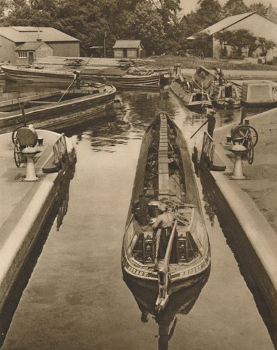 At skubbe en abebåd gennem slusen ved Brentford, c1935. af Unbekannt