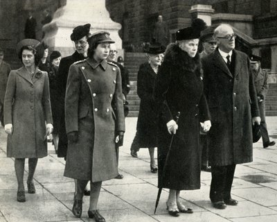 Dronning Mary, prinsesse Elizabeth, prinsesse Margaret..., våbenstilstandsdag, 1945, 1951. af Unbekannt
