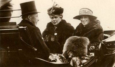 Queen Mary med Princess Royal og Viscount Lascelles, 1923. af Unbekannt