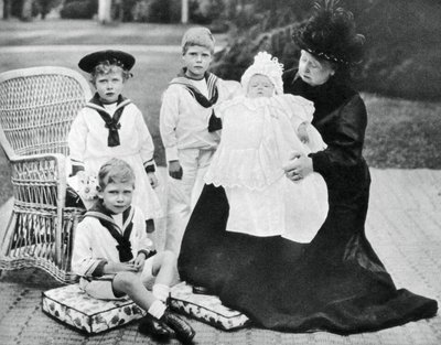 Dronning Victoria med sine oldebørn i Osborne House, Isle of Wight, 1900 af Unbekannt