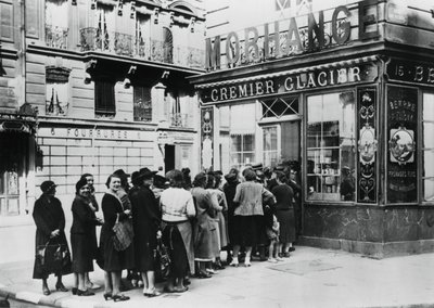 Kø af kvinder uden for en mejeributik, tysk-besatte Paris, 28. juni 1940 af Unbekannt