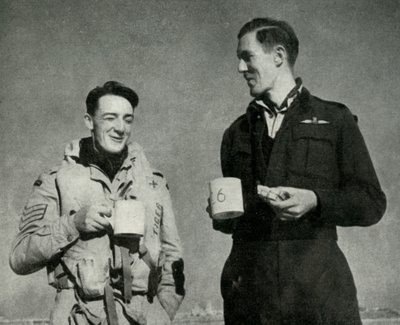RAF-personale nyder en kop te, Malta, Anden Verdenskrig, 1942 1944. af Unbekannt